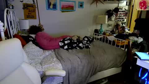 Strawberry Jane online show from 10-28-25, 04:16