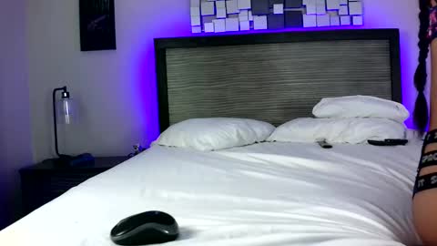 Snapshot of xxxvibesxo chatting on 02-27-25, 10:53 Lil Luna online show from 02-27-25, 10:53