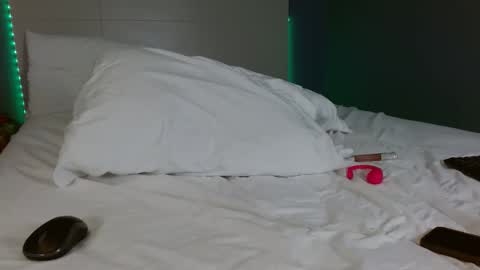 Lil Luna online show from 12-19-25, 11:56