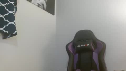 Snapshot of yarabrynnn chatting on 01-21-25, 06:23 YARA online show from 01-21-25, 06:23