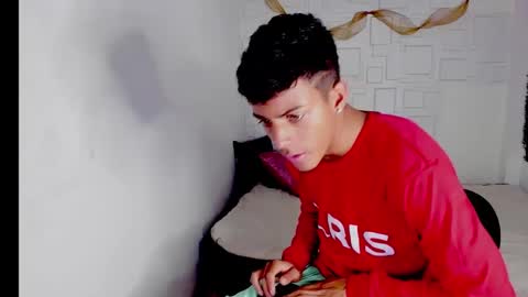 yeison_77 online show from 12-10-24, 01:00