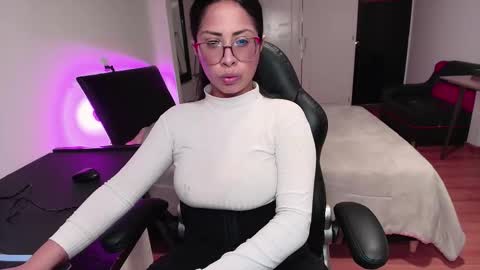 Snapshot of yesie_hot2 chatting on 09-25-25, 02:48 yesie_hot2 online show from 09-25-25, 02:48