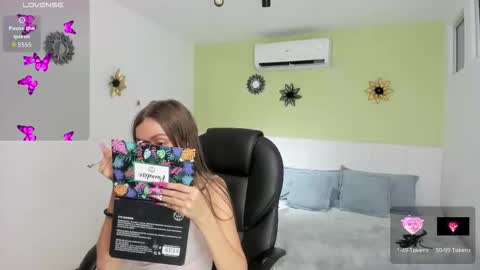 Snapshot of yeye_sweet_ chatting on 12-14-25, 03:23 YEYE online show from 12-14-25, 03:23