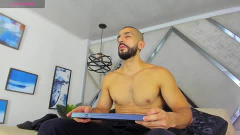 Yiyo online show from 01-14-25, 04:04