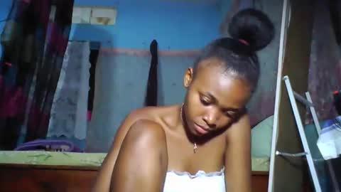 yolandrina05 online show from 11-28-25, 01:58