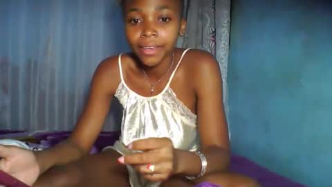 Snapshot of yolandrina90 chatting on 09-29-25, 05:40 yolandrina90 online show from 09-29-25, 05:40