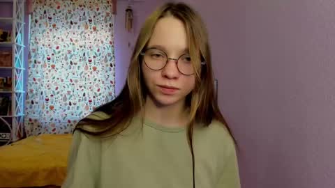 Snapshot of your_leslie chatting on 02-19-25, 02:12 Leslie online show from 02-19-25, 02:12