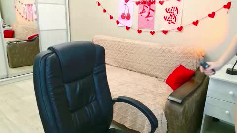 Snapshot of your_tender_doll chatting on 09-11-25, 06:24 Alice online show from 09-11-25, 06:24