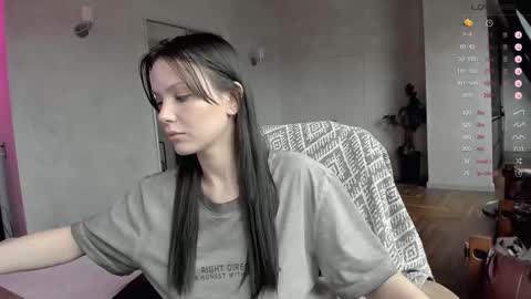 Snapshot of yourher0in chatting on 10-06-25, 10:02 Aida online show from 10-06-25, 10:02