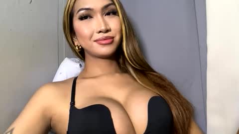 Snapshot of yourlovebella88 chatting on 05-17-26, 08:05 yourlovebella88 online show from 05-17-26, 08:05