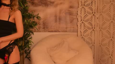 Snapshot of yourmidnightcoffee chatting on 01-27-25, 08:28 Sarah online show from 01-27-25, 08:28