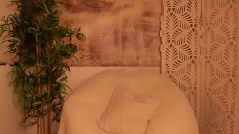 Snapshot of yourmidnightcoffee chatting on 02-10-25, 10:51 Sarah online show from 02-10-25, 10:51