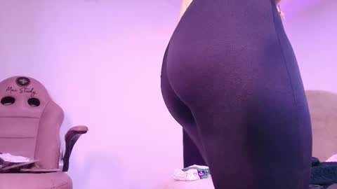 Snapshot of z_zoe_ chatting on 11-28-25, 03:09 Zoe online show from 11-28-25, 03:09