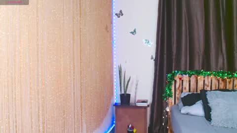 Snapshot of zara_lae chatting on 12-19-24, 11:18 nicky online show from 12-19-24, 11:18