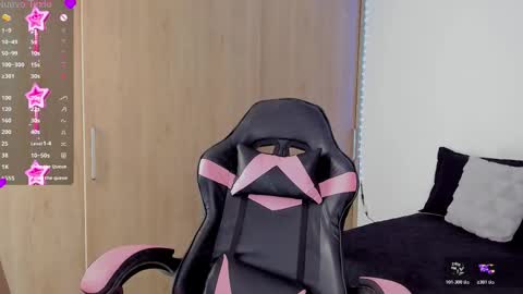 Mia online show from 10-31-25, 05:14