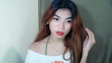 Snapshot of zeah_rev21 chatting on 06-19-26, 10:35 zeah_rev21 online show from 06-19-26, 10:35