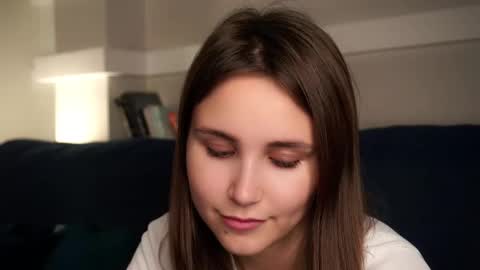 Snapshot of zeldaes chatting on 09-12-25, 07:41 Emilia online show from 09-12-25, 07:41