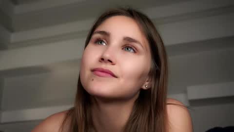 Snapshot of zeldaes chatting on 09-13-25, 08:25 Emilia online show from 09-13-25, 08:25