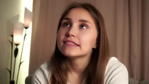 Snapshot of zeldaes chatting on 09-17-25, 01:29 Emilia online show from 09-17-25, 01:29