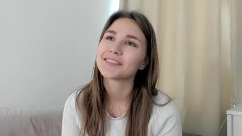 Snapshot of zeldaes chatting on 09-18-25, 01:40 Emilia online show from 09-18-25, 01:40