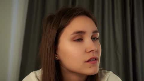 Snapshot of zeldaes chatting on 09-19-25, 01:07 Emilia online show from 09-19-25, 01:07