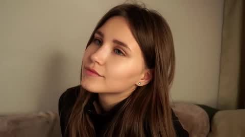 Snapshot of zeldaes chatting on 09-21-25, 12:45 Emilia online show from 09-21-25, 12:45