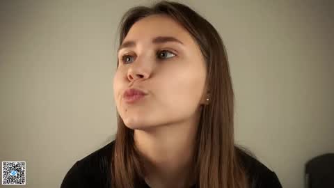 Snapshot of zeldaes chatting on 09-30-25, 01:10 Emilia online show from 09-30-25, 01:10