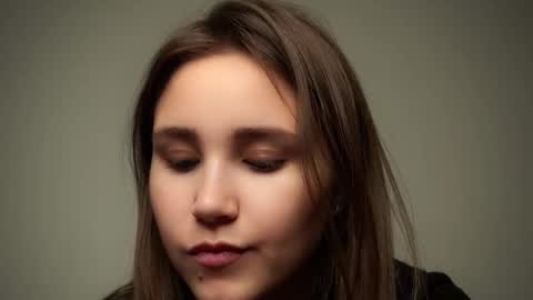 Snapshot of zeldaes chatting on 10-05-25, 01:04 Emilia online show from 10-05-25, 01:04