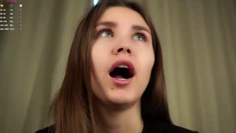 Snapshot of zeldaes chatting on 10-08-25, 01:14 Emilia online show from 10-08-25, 01:14