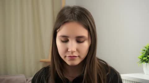 Snapshot of zeldaes chatting on 10-12-25, 12:53 Emilia online show from 10-12-25, 12:53