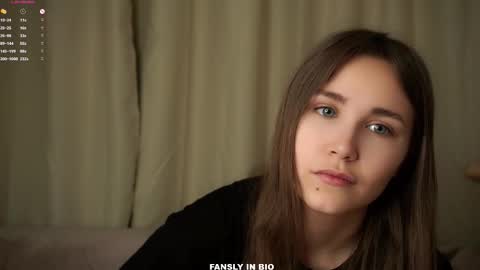 Snapshot of zeldaes chatting on 10-16-25, 01:06 Emilia online show from 10-16-25, 01:06