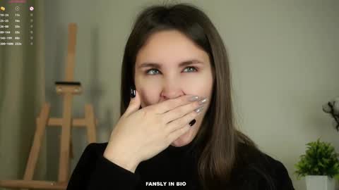 Snapshot of zeldaes chatting on 10-19-25, 12:11 Emilia online show from 10-19-25, 12:11