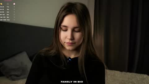 Snapshot of zeldaes chatting on 10-24-25, 01:24 Emilia online show from 10-24-25, 01:24