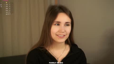 Snapshot of zeldaes chatting on 10-27-25, 01:09 Emilia online show from 10-27-25, 01:09