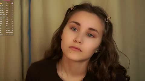 Snapshot of zeldaes chatting on 11-04-25, 01:27 Emilia online show from 11-04-25, 01:27