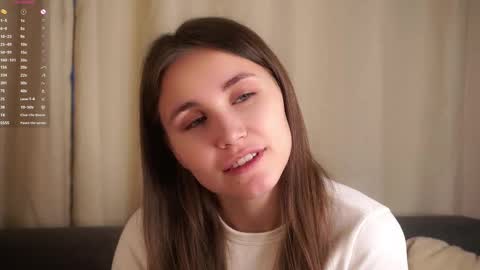 Snapshot of zeldaes chatting on 11-06-25, 01:17 Emilia online show from 11-06-25, 01:17