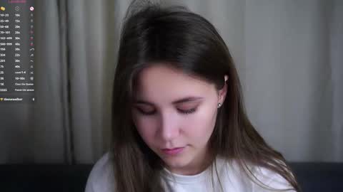 Snapshot of zeldaes chatting on 11-11-25, 11:49 Emilia online show from 11-11-25, 11:49