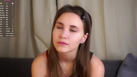 Snapshot of zeldaes chatting on 11-17-25, 01:22 Emilia online show from 11-17-25, 01:22