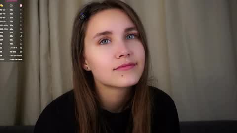 Snapshot of zeldaes chatting on 11-19-25, 01:16 Emilia online show from 11-19-25, 01:16