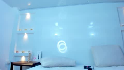 Zenda Evans online show from 12-15-25, 04:06