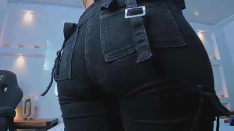 Zenda Evans online show from 03-25-26, 04:07