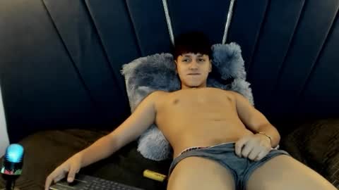 Snapshot of zeusapollofuck chatting on 09-15-25, 08:53 zeusapollofuck online show from 09-15-25, 08:53