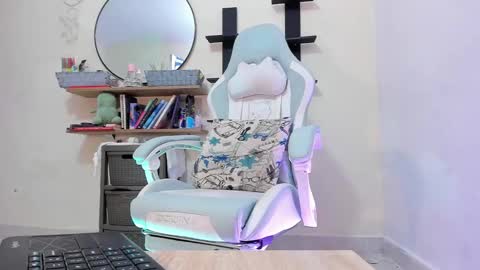 Snapshot of zoe_37 chatting on 01-11-25, 01:37 zoe_37 online show from 01-11-25, 01:37