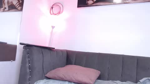 Snapshot of zoe_curvy chatting on 02-25-25, 05:25 Zoe online show from 02-25-25, 05:25