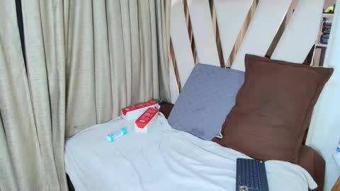 Snapshot of zoe_curvy chatting on 09-19-25, 12:28 Zoe online show from 09-19-25, 12:28
