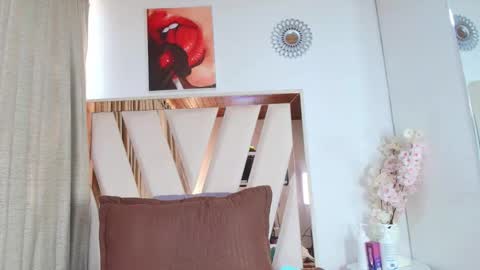 Snapshot of zoe_curvy chatting on 09-23-25, 12:30 Zoe online show from 09-23-25, 12:30