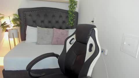 Zoe  online show from 01-14-25, 03:04