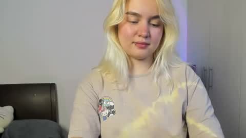 Snapshot of zoe_jhonson2 chatting on 10-15-25, 07:36 zoe online show from 10-15-25, 07:36