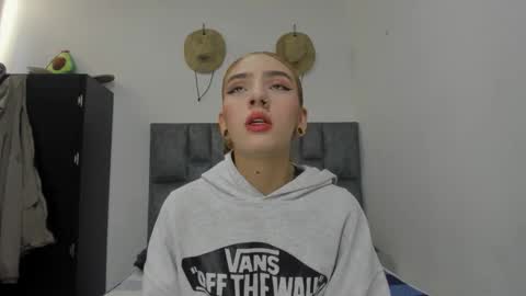 She Zoe He Painn online show from 10-06-25, 08:39