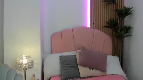 zoe_quinn7 online show from 12-18-25, 07:53